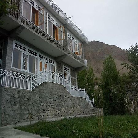 Hunza Holiday Inn Karimabad  ภายนอก รูปภาพ