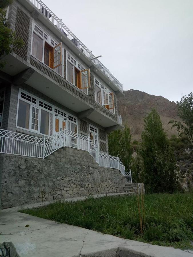 Hunza Holiday Inn Karimabad  ภายนอก รูปภาพ