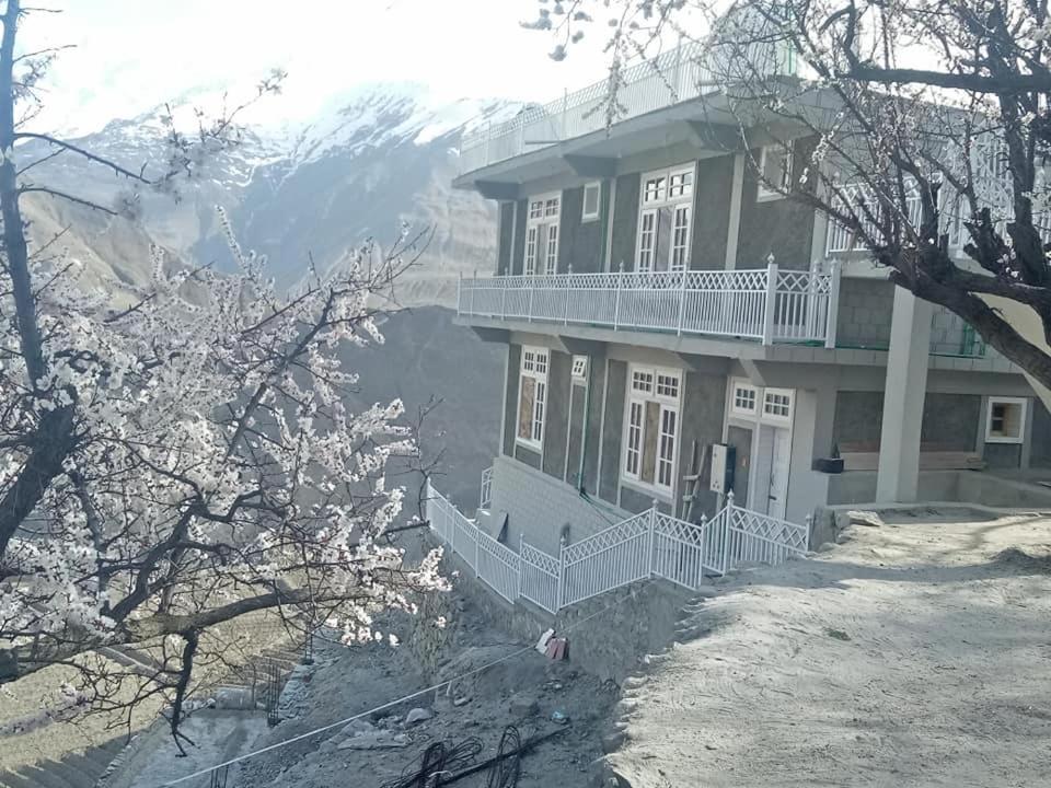 Hunza Holiday Inn Karimabad  ภายนอก รูปภาพ