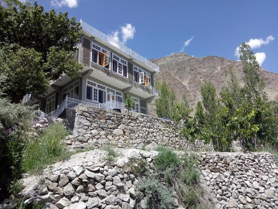 Hunza Holiday Inn Karimabad  ภายนอก รูปภาพ